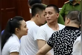 21年越南在逃毒枭恋上越南网红，被判死刑后，二人在法庭热吻告别图片