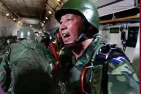 汶川地震，15名空降兵赌命盲跳，落地群众高呼“解放军来了”破防图片