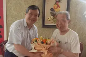 台领导颁授光荣在党五十年纪念章图片