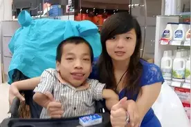 轮椅总裁李创利：身高不到1米，却有3亿身家，娶170美女当老婆图片