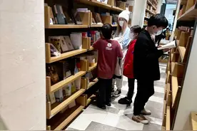 马蓉带儿女回陕西老家玩，一头金发似精神小妹，和王宝强轮番带娃图片