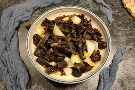 木耳和洋葱是绝配，建议：入秋以后要常吃，很多人不知道有啥用图片