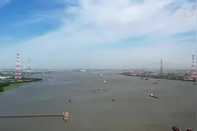 横跨长江2550米！两座385米高输电铁塔跨江架线完工图片