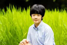16岁日本独苗王子：衬衫扎裤腰，动作慢半拍，身材矮小却称有170图片