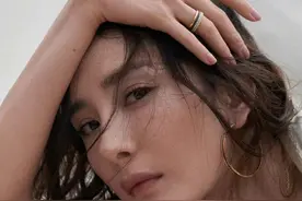 杨幂新大片身材秀得真过瘾！超短针织衫勒出S曲线，雀斑妆好惊艳图片