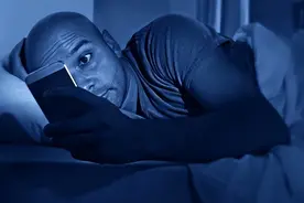 晚上躺着玩手机，时间长了会怎样？若出现4种变化，及时改正图片