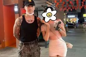 蒋劲夫街头被偶遇！穿4万多元牛仔裤肌肉壮硕，与美女合影无架子图片