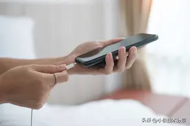 不管什么手机，充电时都要记住这5点，不然手机离报废不远图片