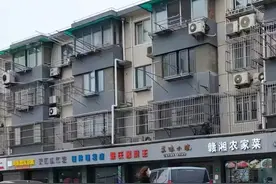 “这日子真过不下去了！”三根“大烟囱”，直插沪上小区！恶臭巨响，忍无可忍图片