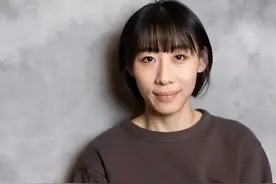 “那么丑都能火，这个女人来头不小！”图片