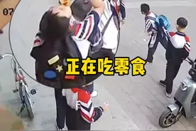 校园内国歌响起，文具店门口小学生自发立正敬礼，网友却说：摆拍图片