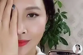 40岁的她用365张假面换取年入百万，网友：娶了你每天可以换老婆图片