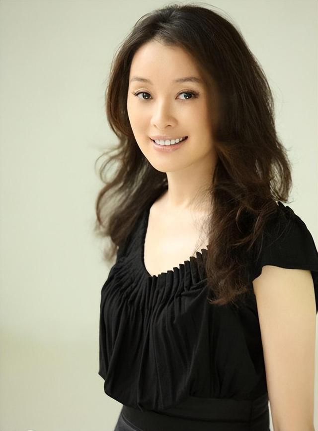 内地娱乐圈7位年逾50仍未婚的著名女星，谁让她们变成了这样？