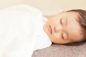 最新宝宝睡眠时间表，睡不够大脑容易受损，你家娃达标了吗？图片