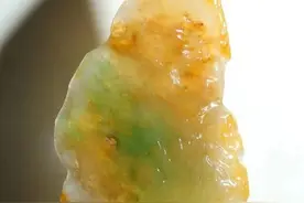 黄色翡翠珍贵在哪里？为什么冰种黄翡很稀缺？图片