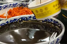 湖北人盛食物，为什么钟爱一次性碗筷？看完明白了，并非为了省钱图片