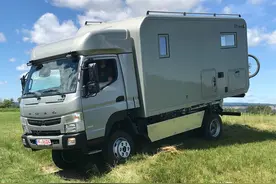 三菱扶桑4X4越野轻卡房车，独立箱体设计内部有环形沙发图片