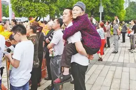 【重庆好人】黄勇：背着90多岁母亲看世界图片