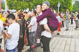 【重庆好人】黄勇：背着90多岁母亲看世界图片