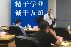 年均授课345学时，这个老师的课让学生“越听越精神”图片
