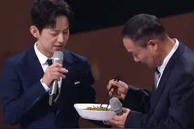 金鹰奖尴尬瞬间：何炅跑步救场、导演吐槽主办方，雷佳音黑脸出糗图片