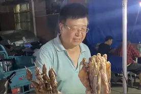 西安73岁工程师深夜摆摊卖鱿鱼，得知孩子身份，路人肃然起敬图片