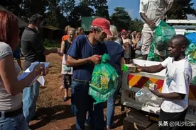 “白人的地狱”：南非白人贫民窟，没水没电没工作，靠黑人救济图片