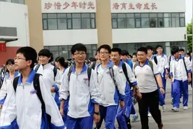 双胞胎兄弟一个上高中，一个读职高，7年后两人的差距让人感叹图片