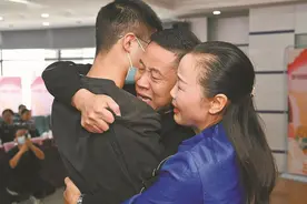 泪崩！被拐14年，《亲爱的》原型携子归家，黄渤张译祝福一家团聚图片