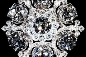 “胸针”背后的高贵与凄美图片