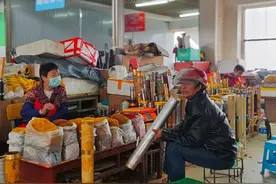 云南弥勒菜市场趣事：烟丝烟筒女人卖，妇女抱着烟筒抽图片