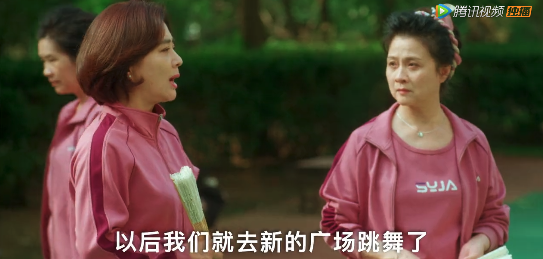 “玉兔精”演大妈，跟年轻小伙抢篮球场，广场舞比赛穿奥特曼战服