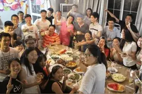 河南某同学聚会现场，男女同学喝交杯酒，场面混乱，网友：真难堪图片