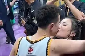 辽篮夺冠夜的经典时刻：闫军执法；姚明黑脸；艾伦约球；继伟拥吻图片