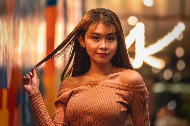 两性交往，搞定50岁的女人很轻松，这3个技巧就足够了