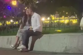 年轻女子恋上中年大叔，深夜在街边大秀恩爱，网友：估计缺少父爱图片