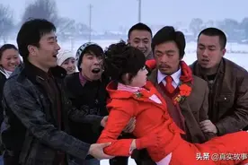 我所经历的婚闹：闹剧频发的婚俗，无底线的群体狂欢图片