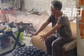 男孩中考后回家磕头跪谢奶奶图片