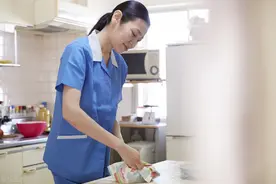 47岁女保姆坦言：男雇主每月给我8000工资，却要求我每天给他洗脚图片