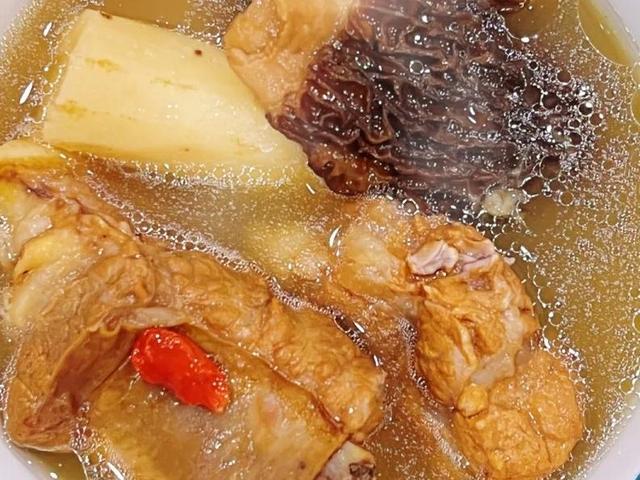 喝花胶乌鸡汤 可以吃白萝卜吗 2026年花胶可以和乌鸡一起煲汤吗