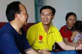 1988年赖宁救火牺牲后，事迹在教科书上删除，父母也生了一个女儿图片