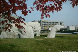 西北工业大学是末流985吗？看看这个雕塑：埋头遮面，为国铸剑图片