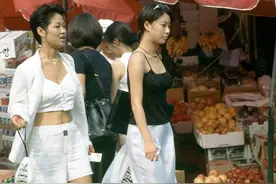 被千禧年穿搭惊艳了！满街短裙、吊带和热裤，难怪爸妈说我太保守图片