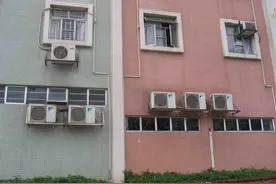 空调外机整天日晒雨淋，要不要遮挡起来？感谢空调安装师傅的提醒图片