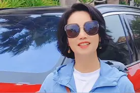 61岁前央视主播徐俐退休生活滋润，开40万国产车，自驾游五千公里图片