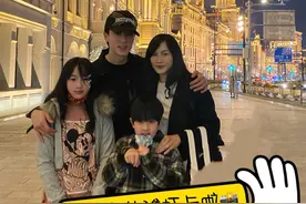 吴尊发全家福却被粉丝跪求“别塌房”，粉个“优质偶像”太难了图片