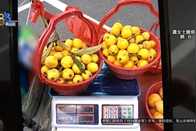 3斤枇杷少1斤，整条街上都这样？记者实地调查，摊主现场展示“动手脚”图片