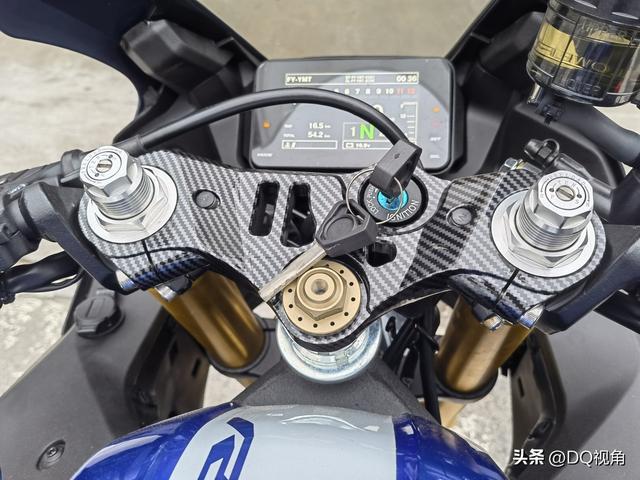 给力，国产高配仿赛摩托飞鹰RM35详解，双缸动力配鲍鱼卡钳