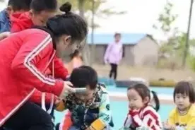 4岁女儿从幼儿园回家，抓住裤子说不能尿尿，脱下裤子宝妈炸了图片