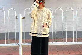 冬天内搭怎么穿？“针织衫+高腰半身裙”，小个子女生穿更时髦图片